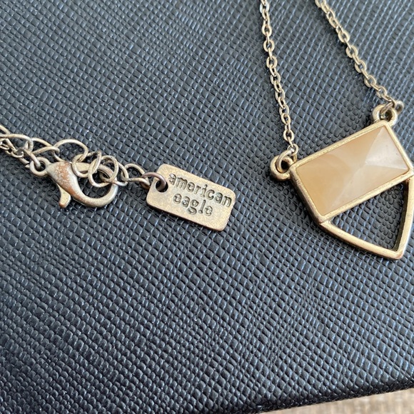 Triangle pendant gold tone necklace AMERICAN EAGLE - Picture 2 of 2